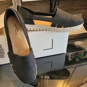 Easy Spirit Women's Bugsy Comfort Slip-On Flats